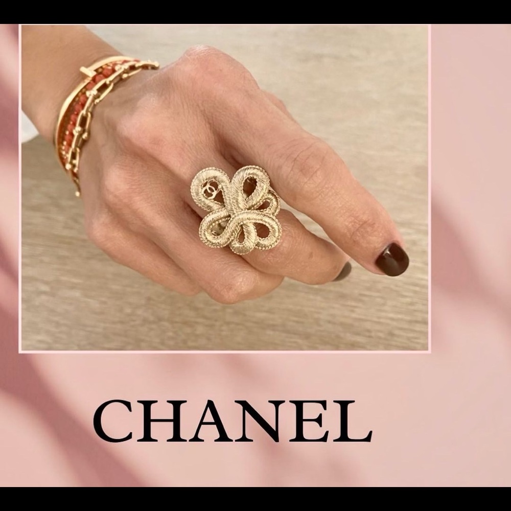 Gorgeous Authentic Chanel statement gold tone ring. Size 6.